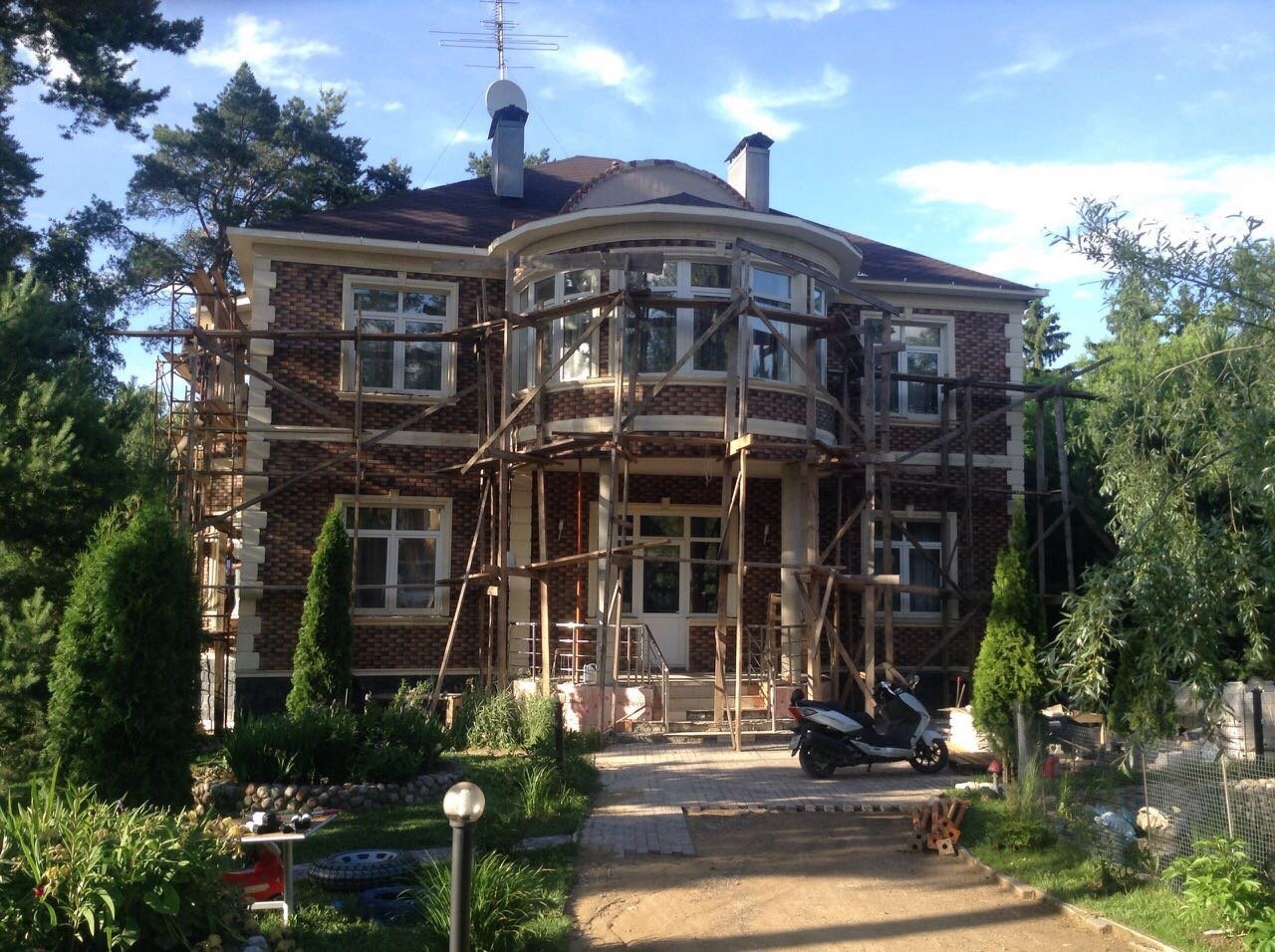 Монтаж фасадного декора