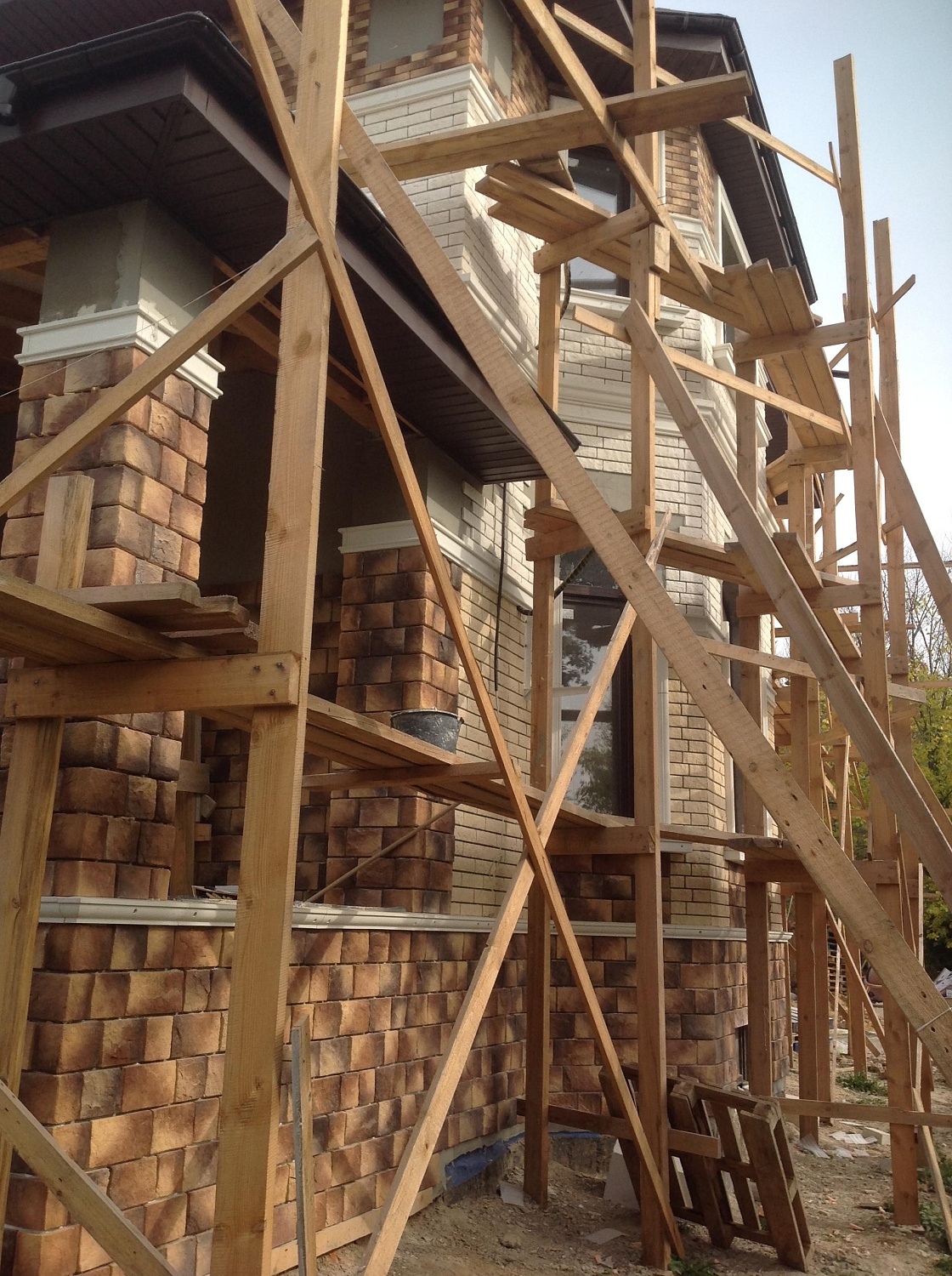 Монтаж фасадного декора