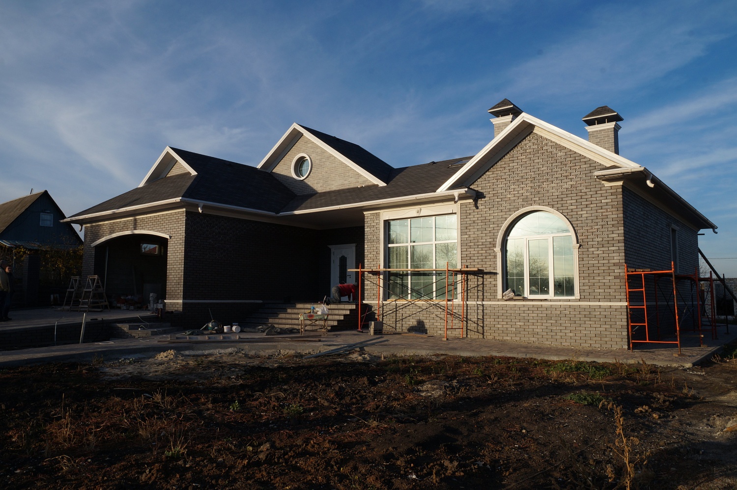 Монтаж фасадного декора