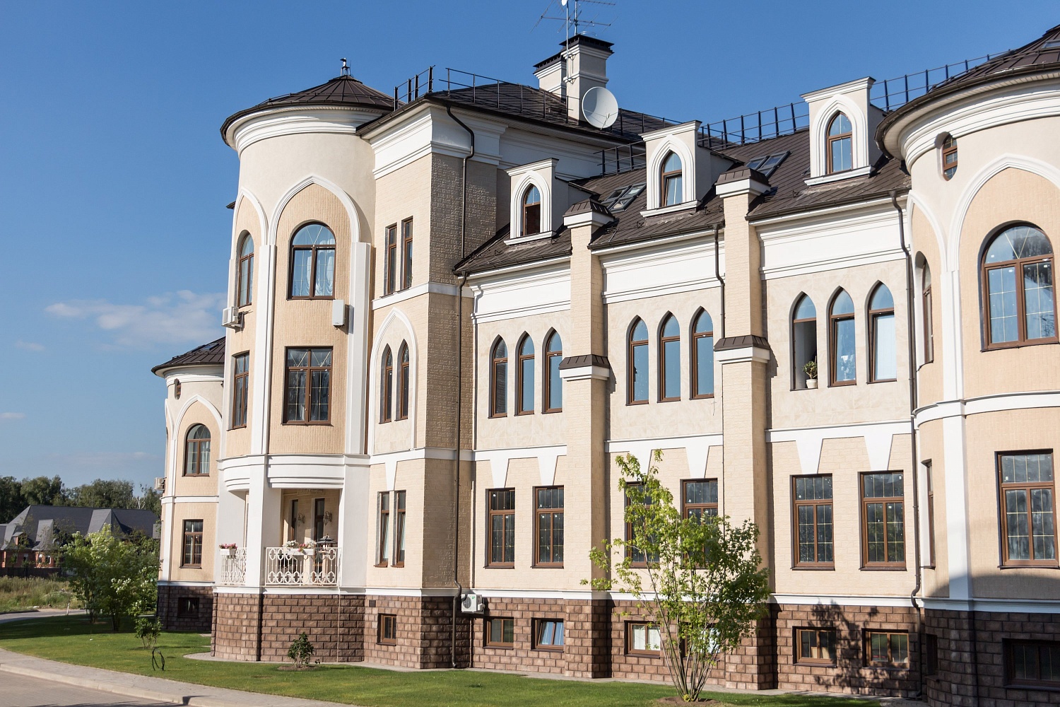 Монтаж фасадного декора