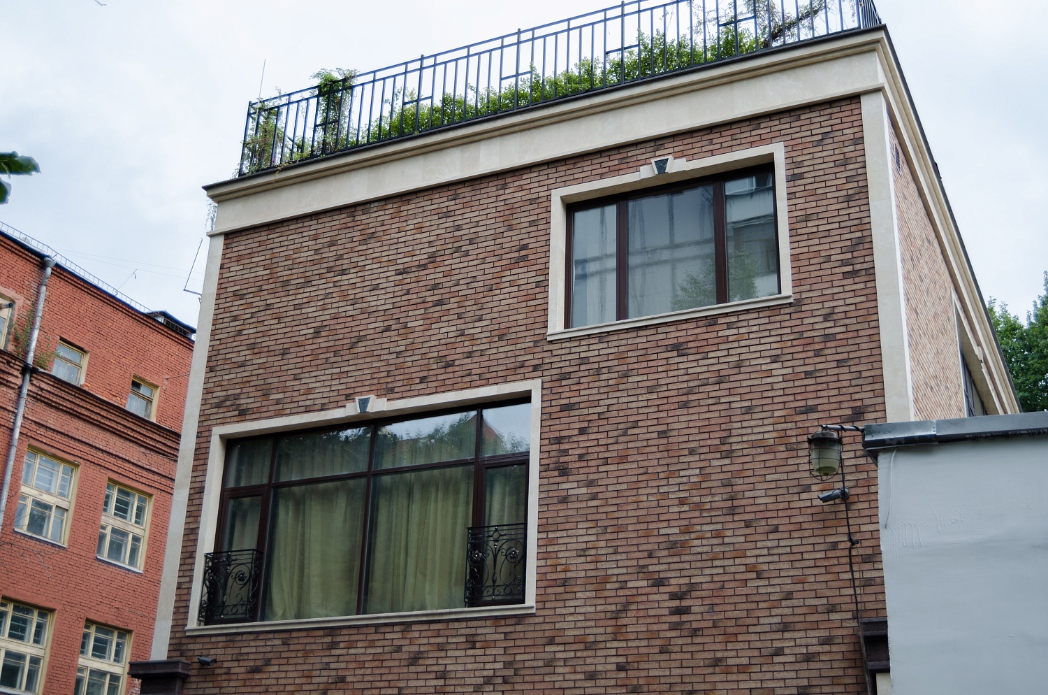 Монтаж фасадного декора