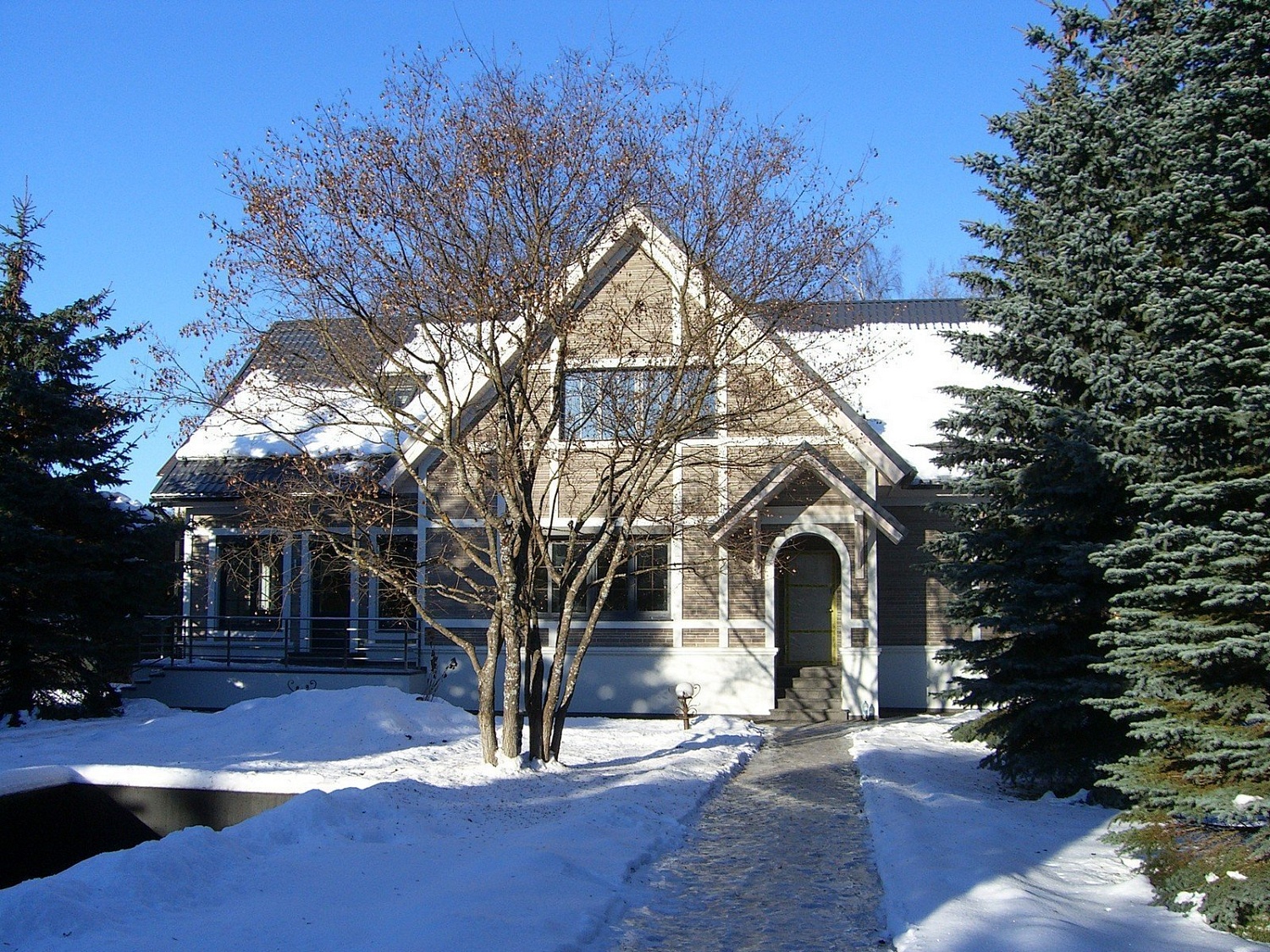 Монтаж фасадного декора