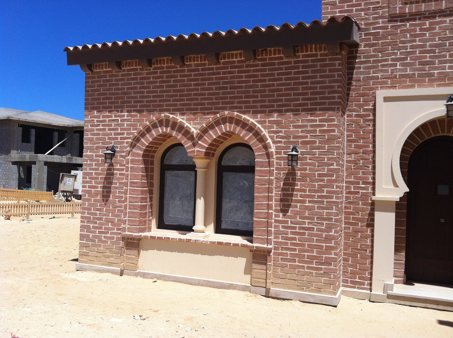 Монтаж фасадного декора