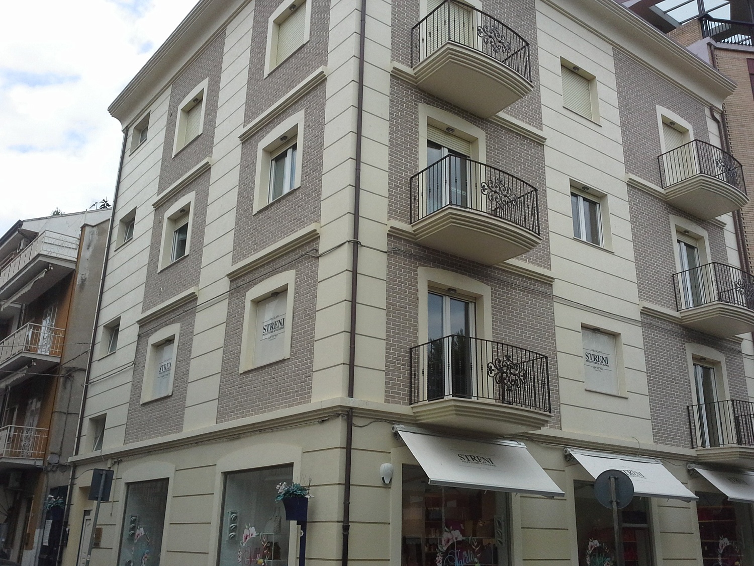 Монтаж фасадного декора