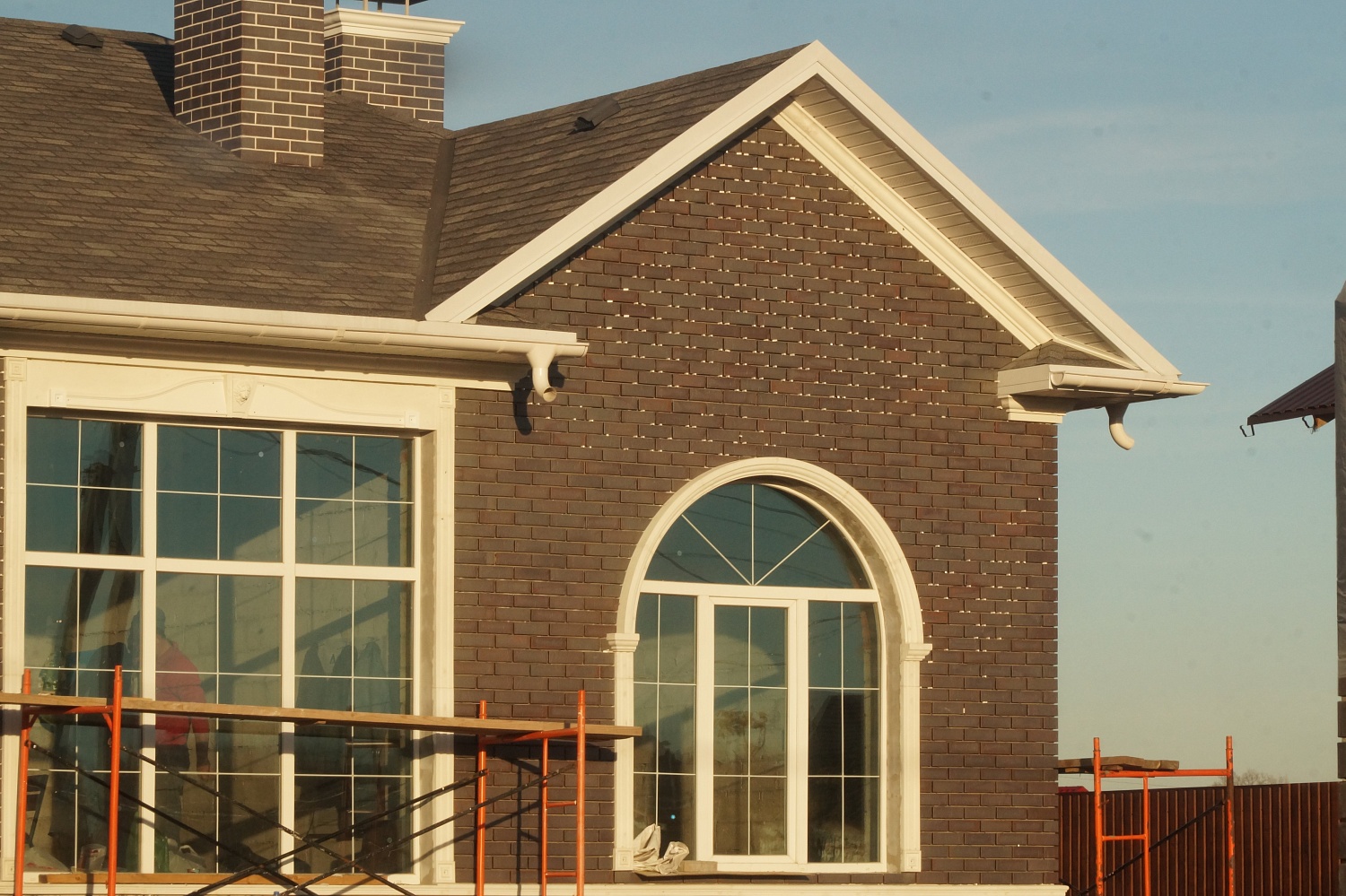 Монтаж фасадного декора