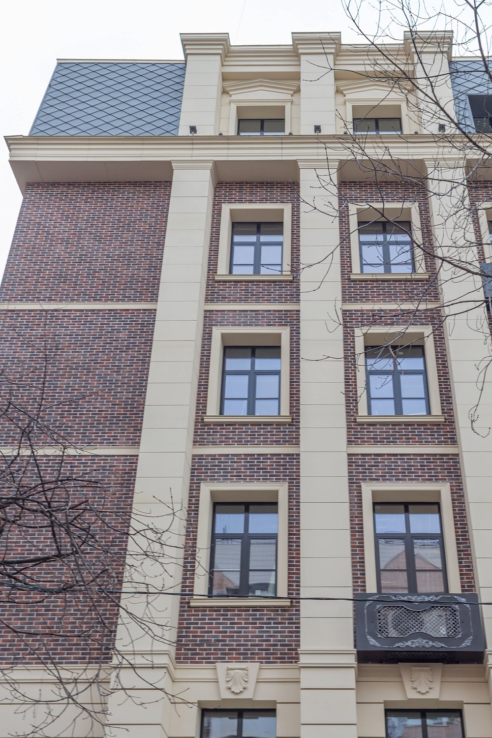 Монтаж фасадного декора