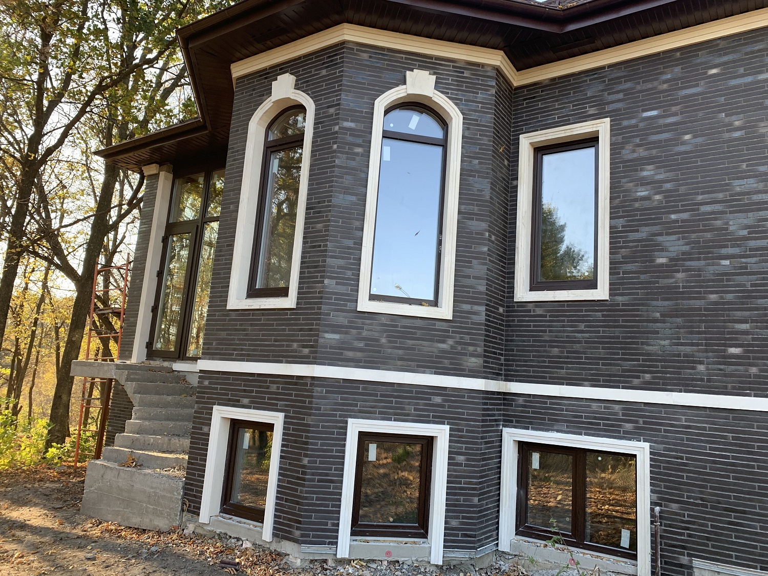 Монтаж фасадного декора