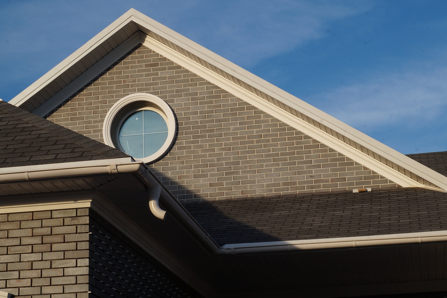 Монтаж фасадного декора