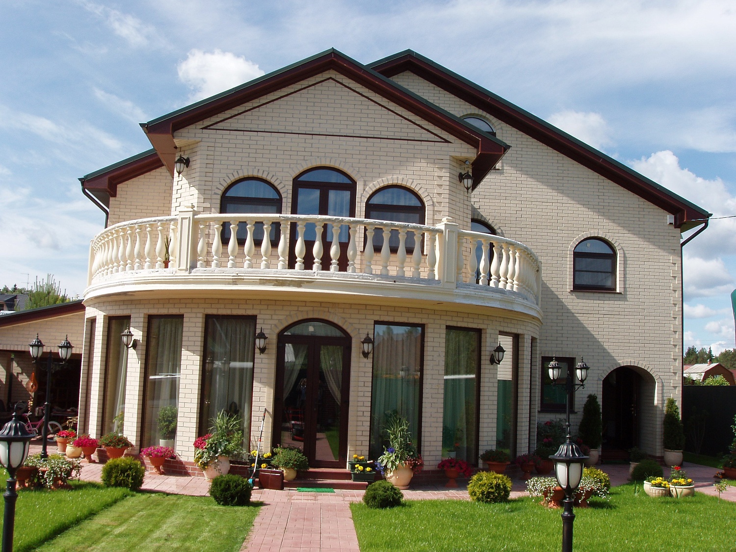 Монтаж фасадного декора