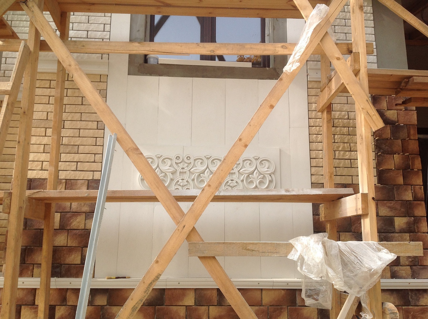 Монтаж фасадного декора