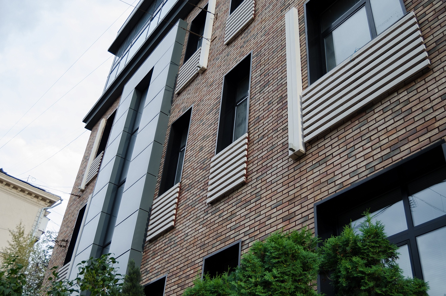 Монтаж фасадного декора